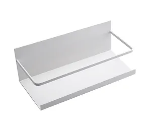 Detalle del especiero magnético para frigorífico con acabado metálico blanco y barra protectora.