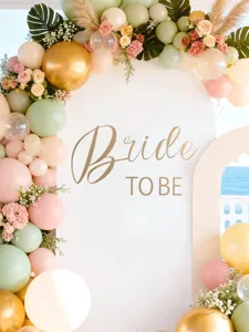 Vue détaillée du sticker mural de mariage Bride To Be élégant dans le décor de fête.
