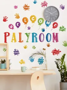 Gedetailleerd uitzicht op cartoon letter en handafdruk muursticker voor in de kinderkamer.