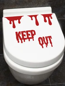 Gros plan détaillé de l'autocollant de siège de toilette d'Halloween avec texte effrayant.