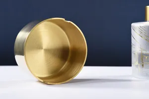 Moderne minimalistische roestvrijstalen asbak, geborstelde gouden afwerking thuis.