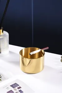 Moderne minimalistische metalen asbak, creatief gouden cilindrisch ontwerp voor woonkamer.