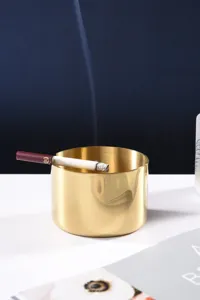 Moderne minimalistische roestvrijstalen asbak, creatief gouden metalen ontwerp voor thuis.