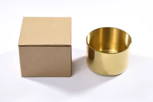 Gedetailleerd overzicht van de moderne minimalistische metalen asbak met bijpassende doos.