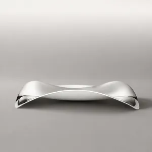 Moderne zilveren metalen schaal met golvende vorm, elegante decoratieve dienblad.