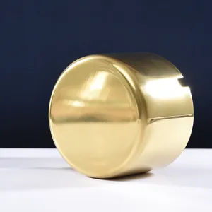 Moderne minimalistische roestvrijstalen asbak, luxe gouden bureau asbak hoofdaanzicht getoond.