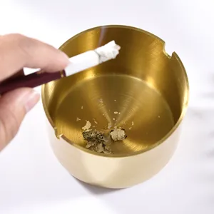 Moderne minimalistische roestvrijstalen asbak gouden bureau sigarettenhouder thuis.
