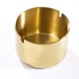Moderne minimalistische roestvrijstalen asbak met gouden geborstelde afwerking voor woonkamer.