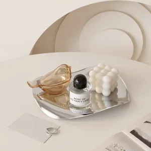 Noords luxe onregelmatig gebogen metalen opbergplateau voor kaptafel sieraden en geur.