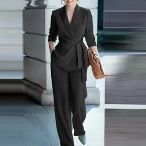 Elegant zwart dames broekpak set met een getailleerde blazer met ceintuur en bijpassende broek.