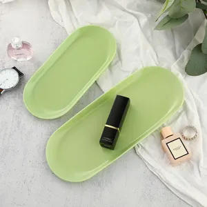 Vassoio portaoggetti ovale verde minimalista nordico per cosmetici e gioielli da tavolo.