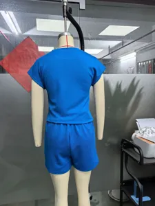 Vue de détail ensemble lounge short et haut manches courtes en maille gaufrée bleue.