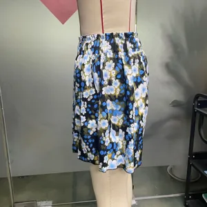Gros plan d'un short taille haute à motif floral bleu et blanc avec une ceinture élastique.