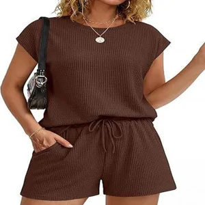 Vue detaillee du haut et short a manches courtes en tissu gaufre marron, tenue de loisir.