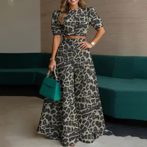 Σετ δύο τεμαχίων με λεοπάρ print, crop top με κοντό μανίκι και ψηλόμεσο παντελόνι.