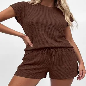 Ensemble de loungewear en tricot gaufré, haut à manches courtes et short à cordon.