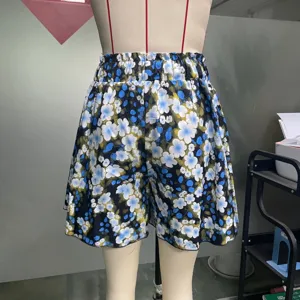 Vue détaillée du short décontracté à imprimé floral, taille haute et coupe évasée.