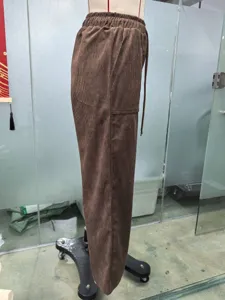 Vista dettagliata di pantaloni casual in velluto a coste marrone con vita alta elastica.