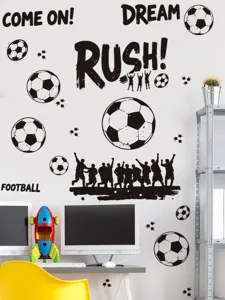 Details der Fußball Wandsticker Szene mit Bällen und englischen Sprüchen im Jungenzimmer.