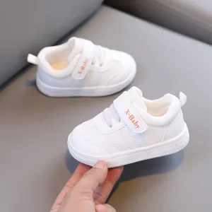 Sneakers bianche per neonati e bambine, scarpe morbide e antiscivolo per i primi passi.