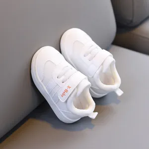 Scarpe da neonato in mesh bianco traspirante, suola morbida antiscivolo con chiusura in velcro.