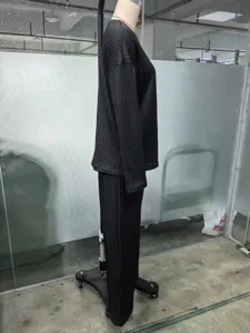 Ensemble de loisirs urbain pour femme haut manches longues côtelé et pantalon d'automne.