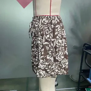 Vue de détail de short taille haute à imprimé floral marron, ceinture élastique et cordon.