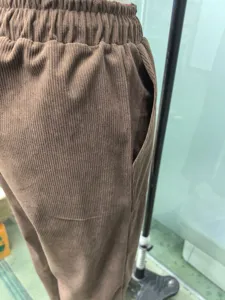 Pantalone in velluto a coste tasca dettaglio, vita alta elastica pantalone casual.