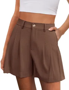 Détail de short décontracté marron taille haute, design plissé élégant avec poches.