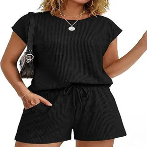 Vue détaillée de l'ensemble noir en tricot gaufré avec haut à manches courtes et short confortable.