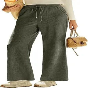 Primo piano dei pantaloni larghi in velluto a coste con coulisse regolabile e tasche laterali.