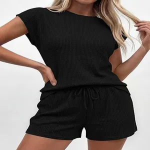 Vue de détail de l'ensemble loungewear en tricot gaufré noir avec haut à manches courtes.