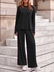 Gros plan sur la texture côtelée haut de gamme et la coupe décontractée de l'ensemble noir.