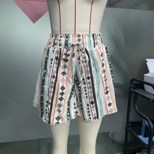 Vue détaillée de short femme imprimé taille haute coupe trapèze à rayures géométriques lacet.