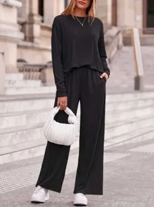 Détail ensemble lounge casual à manches longues côtelé noir, look urbain chic.