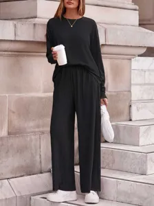 Ensemble automne haut côtelé à manches longues et pantalon large pour femme, style urbain chic.