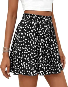 Détail de gros plan d'une jupe-short décontractée imprimée à taille haute avec cordon élastique.