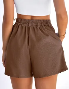 Détail de vue arrière de short décontracté marron taille haute femme avec taille élastique.
