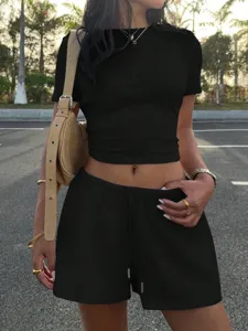 Vue détaillée de l'ensemble haut court et short à cordon pour femme, style décontracté.
