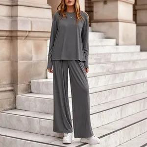 Vue détaillée de l'ensemble haut à manches longues et pantalon large côtelé gris.