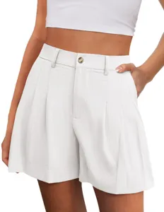 Detail de short decontracte blanc taille haute plisse, tissu confortable et beau bouton.
