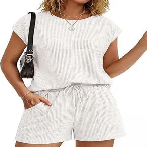 Vue détaillée de l'ensemble haut à manches courtes et short en tricot gaufré confortable.