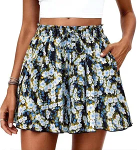 Short A-line taille haute à imprimé floral, cordon de serrage réglable et poches pratiques.