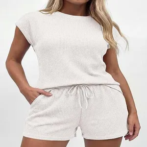 Ensemble de salon confortable en tricot gaufré haut à manches courtes et short femme.