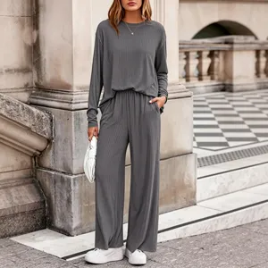 Détail de l'ensemble haut à manches longues côtelé et pantalon large pour femme.