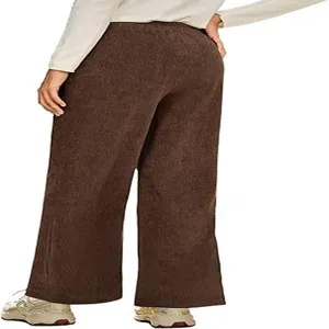 Vista posteriore di pantaloni larghi marroni in velluto a coste da donna con vita alta.