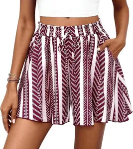 Gros plan détaillé de short femme taille haute à imprimé géométrique avec cordon et poches.