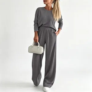 Vue détaillée du haut côtelé à manches longues et du pantalon large pour femme.