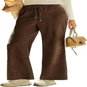 Dettaglio pantaloni larghi in velluto a coste, pantaloni casual ampi con coulisse.