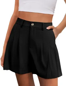 Vue détaillée de shorts décontractés noirs à taille haute et plis pour l'été urbain.